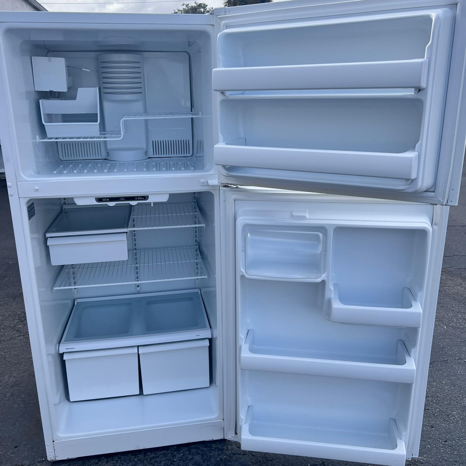 GE Top and Bottom Refrigerator GE Top and Bottom Refrigerator